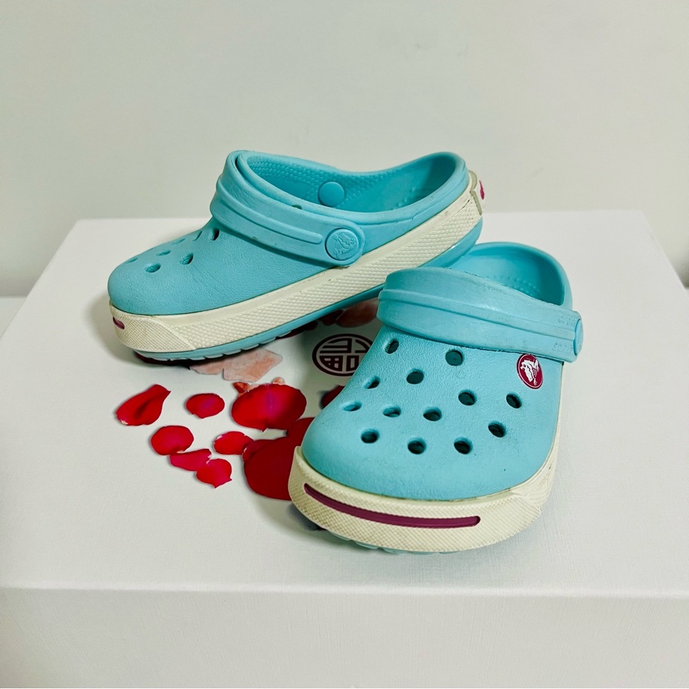 CROCS Blue Sandals with Ventilation and Heel Strap / Size 6 c 7